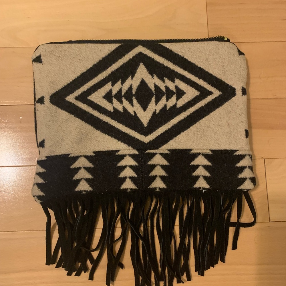 Tan/Back handbag with fringe details, gold zipper